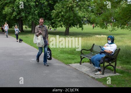 Brockwell Park, Londra, Inghilterra. 20 giugno 2020. Un sabato molto affollato a Brockwell Park, vicino a Brixton e Herne Hill nel sud di Londra, mentre il governo britannico rilassa le leggi di blocco del coronavirus in modo significativo da lunedì 15 giugno. (Foto di Sam Mellish / Alamy Live News) Foto Stock