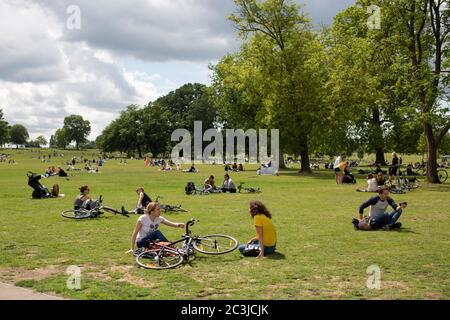 Brockwell Park, Londra, Inghilterra. 20 giugno 2020. Un sabato molto affollato a Brockwell Park, vicino a Brixton e Herne Hill nel sud di Londra, mentre il governo britannico rilassa le leggi di blocco del coronavirus in modo significativo da lunedì 15 giugno. (Foto di Sam Mellish / Alamy Live News) Foto Stock