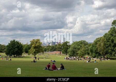Brockwell Park, Londra, Inghilterra. 20 giugno 2020. Un sabato molto affollato a Brockwell Park, vicino a Brixton e Herne Hill nel sud di Londra, mentre il governo britannico rilassa le leggi di blocco del coronavirus in modo significativo da lunedì 15 giugno. (Foto di Sam Mellish / Alamy Live News) Foto Stock