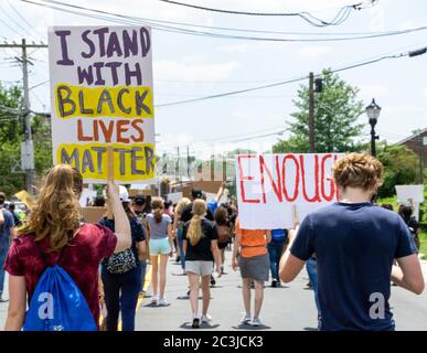 Juneteicesima protesta Black Lives Matter George Floyd March - Fratello e sorella che tengono il segno che marciava io stare con la materia nera della vita, abbastanza in teaneck Foto Stock