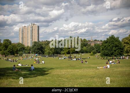Brockwell Park, Londra, Inghilterra. 20 giugno 2020. Un sabato molto affollato a Brockwell Park, vicino a Brixton e Herne Hill nel sud di Londra, mentre il governo britannico rilassa le leggi di blocco del coronavirus in modo significativo da lunedì 15 giugno. (Foto di Sam Mellish / Alamy Live News) Foto Stock