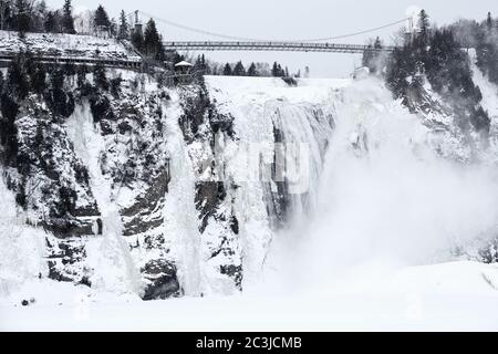 La cascata ghiacciata e le condizioni climatiche estreme rendono questa zona molto popolare in inverno tra scalatori, escursionisti e amanti degli sport estremi. La Montmorency Foto Stock