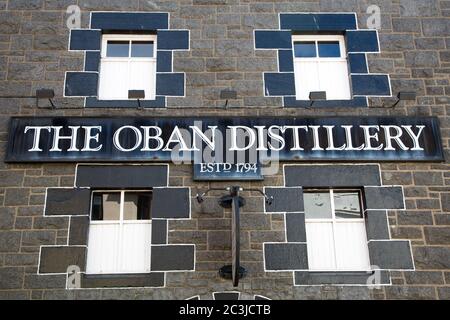 OBAN, SCOZIA - 29 LUGLIO 2015: Facciata anteriore e segnaletica per la distilleria Oban. Una delle distillerie di whisky più antiche della Scozia e famosa per o Foto Stock