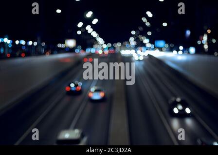 Sfondo traffico cittadino notturno sfocato Foto Stock