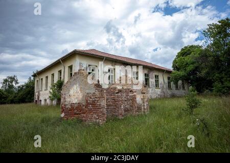 Edificio abbandonato in mattoni nel villaggio di Konska, Bulgaria. Foto Stock
