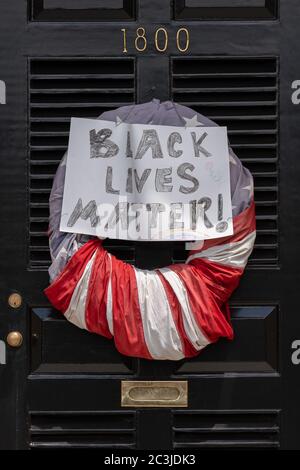 Richmond, Stati Uniti. 20 Giugno 2020. Un segno patriottico a sostegno di 'Black Lives Matter' non si blocca davanti alla porta di una casa vicino al monumento generale Robert E. Lee prima di un raduno stabilito per più tardi oggi a Richmond, Virginia, sabato 20 giugno 2020. Nelle ultime tre settimane di protesta per la brutalità della polizia e l'ingiustizia razziale, la statua ha ricevuto un maggiore controllo. Foto di Ken Cedeno/UPI Credit: UPI/Alamy Live News Foto Stock