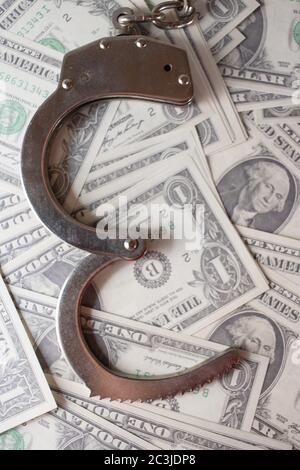 Ripresa verticale ad alto angolo di manette su un mucchio di bollette da un dollaro Foto Stock