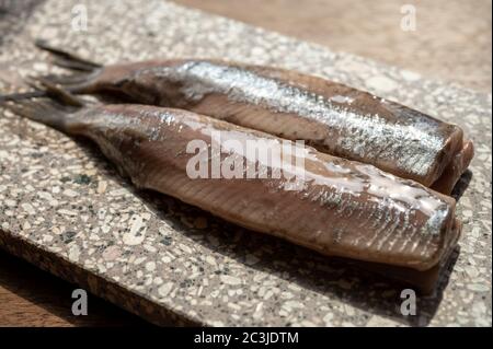 Nuova stagione di aringhe olandesi pesce fresco salato pronto a mangiare, cibo tradizionale nei Paesi Bassi Foto Stock