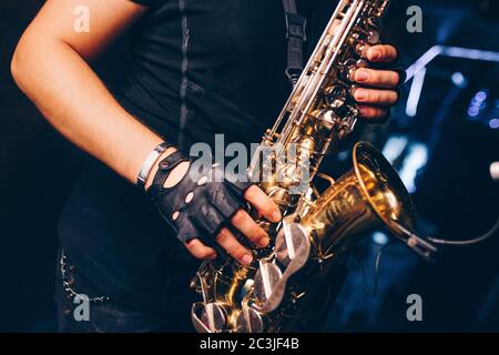 Sezione di sassofono della banda dei ragazzi all'evento , suonatore di jazz maschile su sassofono, strumento musicale suonato da un musicista sassofonista maschile in musica classica folk Foto Stock