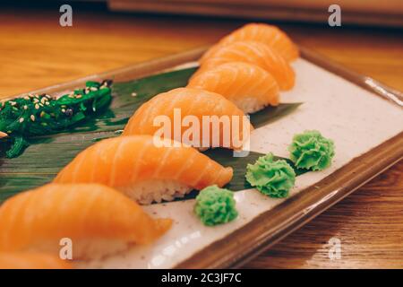 Grande set di panini al sushi caldo EBI sake Unagi Spring. Assortimento di piatti Philadelphia a base di pesce crudo giapponese in un piatto di lusso e tradizionali Foto Stock