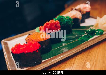Set di panini di Sushi Tobiko Chukka Maguro. Un assortimento molto di piatti Philadelphia roll da pesce crudo giapponese in un piatto in un ristorante tradizionale. Giappone Foto Stock