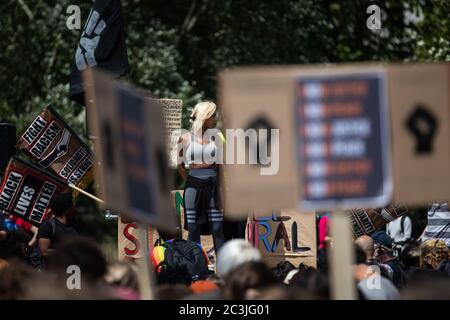 Londra, Regno Unito. 20 Giugno 2020. Una protesta pacifica Black Lives Matter si svolge ad Hyde Park a Londra. Imarn Ayton si rivolge alla folla. Credit: Carol Moir/Alamy Foto Stock