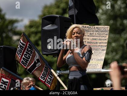 Londra, Regno Unito. 20 Giugno 2020. Una protesta pacifica Black Lives Matter si svolge ad Hyde Park a Londra. Imarn Ayton si rivolge alla folla. Credit: Carol Moir/Alamy Foto Stock