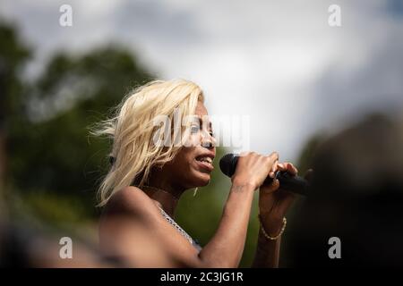 Londra, Regno Unito. 20 Giugno 2020. Una protesta pacifica Black Lives Matter si svolge ad Hyde Park a Londra. Imarn Ayton si rivolge alla folla. Credit: Carol Moir/Alamy Foto Stock