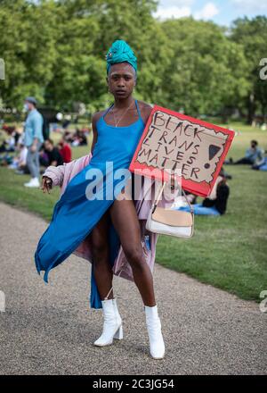 Londra, Regno Unito. 20 Giugno 2020. Una protesta pacifica Black Lives Matter si svolge ad Hyde Park a Londra. Un protester in un vestito blu con un segno che dice 'nero Trans Lives materia' Credit: Carol Moir/ Alamy Foto Stock