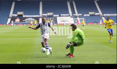 West Bromwich Albion's Matt Phillips affronta il Lee Camp di Birmingham City durante la partita del campionato Sky Bet al Hawthorns, West Bromwich. Foto Stock