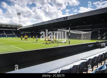 West Bromwich Albion è negato dal Lee Camp di Birmingham City durante la partita del campionato Sky Bet al Hawthorns, West Bromwich. Foto Stock