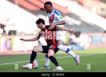 Jordan Ayew (a destra) di Crystal Palace e Adam Smith di Bournemouth combattono per la palla durante la partita della Premier League al Vitality Stadium di Bournemouth. Foto Stock