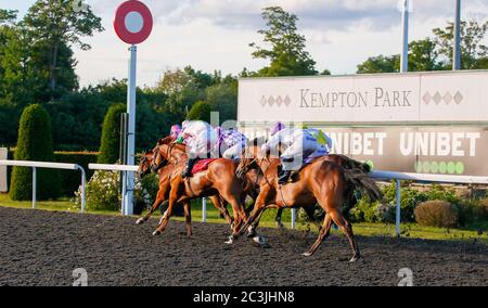 Unità di valutazione guidata dal fantino Tom Queally vince da Mordred e Kieran o’Neill (sulla ferrovia) nel casinò Unibet June Free Spin Festival handicap (Classe 4) presso l'ippodromo di Kempton Park. Foto Stock