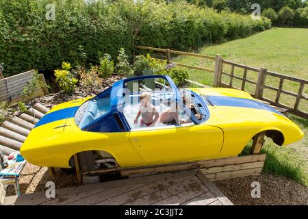 Test di una Lotus Elan +2 auto classica in fase di conversione in una vasca idromassaggio personalizzata (incompiuta), Medstead, Alton, Hampshire Inghilterra, Regno Unito. Foto Stock