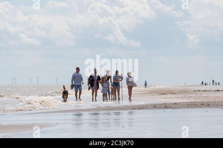 Covid19. Anderson Creek, Lincolnshire, Regno Unito 20 giugno 2020. Distanza sociale che le famiglie mantengono in una giornata al mare a Anderson Creek sulla costa orientale del Lincolnshire, quando la temperatura aumenta durante il fine settimana. Credit: Alan Beastall/Alamy Live News. Foto Stock