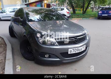 Russia, Mosca - 04 maggio 2019: Grigio metallizzato Opel Astra modificato in stile di posizione. Auto con grandi ruote in acciaio personalizzate parcheggiate sulla strada. Vista laterale anteriore Foto Stock