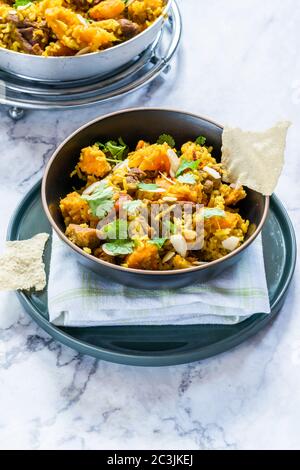 Biryani di agnello e albicocca con patate dolci Foto Stock