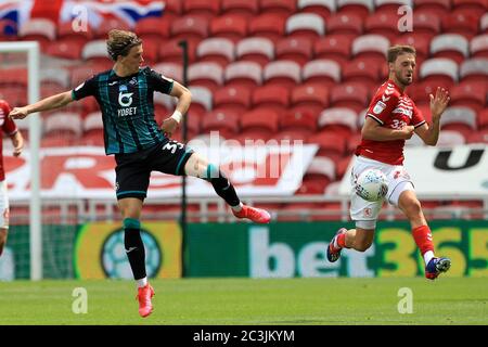 MIDDLESBROUGH, INGHILTERRA, 20 GIUGNO - Conor Gallagher Swansea City in azione con la Lewis Wing di Middlesbrough durante la partita del campionato Sky Bet tra Middlesbrough e Swansea City allo stadio Riverside di Middlesbrough sabato 20 giugno 2020. (Credit: Mark Fletcher | MI News) Credit: MI News & Sport /Alamy Live News Foto Stock