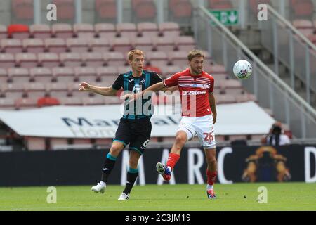 MIDDLESBROUGH, INGHILTERRA, 20 GIUGNO - Jay Fulton di Swansea City e Middlesbrough's Lewis Wing durante la partita del campionato Sky Bet tra Middlesbrough e Swansea City al Riverside Stadium di Middlesbrough sabato 20 giugno 2020. (Credit: Mark Fletcher | MI News) Credit: MI News & Sport /Alamy Live News Foto Stock