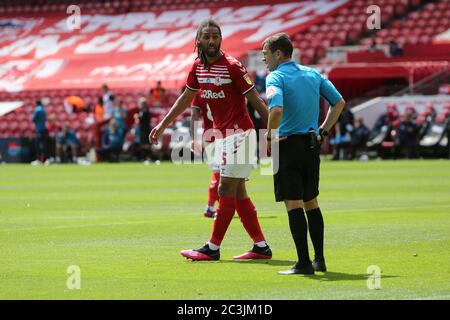 MIDDLESBROUGH, INGHILTERRA, 20 GIUGNO - Ryan Shotton di Middlesbrough fa conoscere i suoi sentimenti all'arbitro Tony Harrington dopo che Swansea City ha ricevuto una penalità durante la partita del campionato Sky Bet tra Middlesbrough e Swansea City al Riverside Stadium di Middlesbrough sabato 20 giugno 2020. (Credit: Mark Fletcher | MI News) Credit: MI News & Sport /Alamy Live News Foto Stock