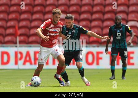 MIDDLESBROUGH, INGHILTERRA, 20 GIUGNO - l'ala di Lewis di Middlesbrough combatte con Matt Grimes di Swansea City durante la partita del campionato Sky Bet tra Middlesbrough e Swansea City allo stadio di Riverside, Middlesbrough, sabato 20 giugno 2020. (Credit: Mark Fletcher | MI News) Credit: MI News & Sport /Alamy Live News Foto Stock