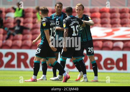 MIDDLESBROUGH, INGHILTERRA, 20 GIUGNO - ben Wilmot di Swansea City si congratula con Rhian Brewster dopo aver segnato il loro 2° gol durante la partita del campionato Sky Bet tra Middlesbrough e Swansea City allo stadio Riverside di Middlesbrough sabato 20 giugno 2020. (Credit: Mark Fletcher | MI News) Credit: MI News & Sport /Alamy Live News Foto Stock