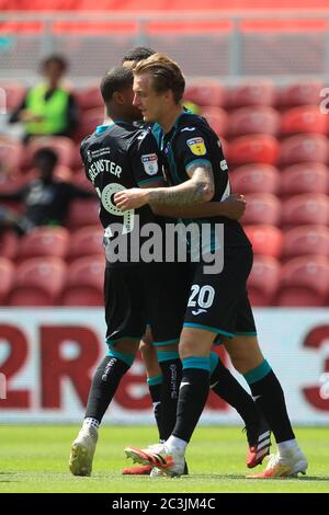 MIDDLESBROUGH, INGHILTERRA, 20 GIUGNO - ben Wilmot di Swansea City si congratula con Rhian Brewster dopo aver segnato il loro 2° gol durante la partita del campionato Sky Bet tra Middlesbrough e Swansea City allo stadio Riverside di Middlesbrough sabato 20 giugno 2020. (Credit: Mark Fletcher | MI News) Credit: MI News & Sport /Alamy Live News Foto Stock