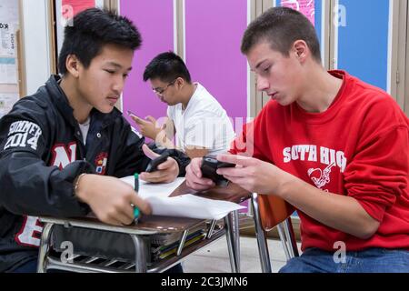Gli studenti delle scuole superiori lavorano insieme in classe Foto Stock