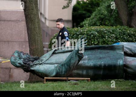 Washington, Stati Uniti. 20 Giugno 2020. La statua del generale confederato Albert Pike è vista sul terreno dopo essere stata abbattuto dai manifestanti, a Washington, DC, Stati Uniti, il 20 giugno 2020. Un gruppo di manifestanti ha abbattuto una statua del generale confederato Albert Pike a Washington, DC, venerdì sera. L'episodio è arrivato il 17 giugno, che commemora la fine della schiavitù negli Stati Uniti. Credit: Liu Jie/Xinhua/Alamy Live News Foto Stock