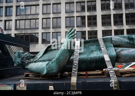 Washington, Stati Uniti. 20 Giugno 2020. La statua del generale confederato Albert Pike viene messa su un rimorchio dopo che è stato abbattuto dai manifestanti, a Washington, DC, Stati Uniti, 20 giugno 2020. Un gruppo di manifestanti ha abbattuto una statua del generale confederato Albert Pike a Washington, DC, venerdì sera. L'episodio è arrivato il 17 giugno, che commemora la fine della schiavitù negli Stati Uniti. Credit: Liu Jie/Xinhua/Alamy Live News Foto Stock