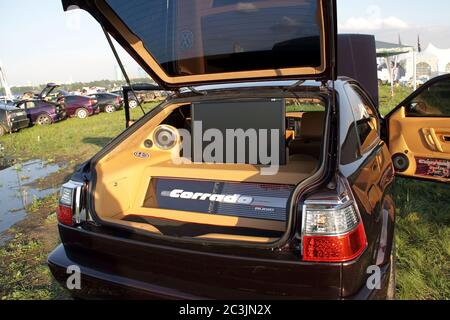 Mosca, Russia - 25 maggio 2019: Sintonizzato Volkswagen Corrado nel bagagliaio del quale è installato un potente sistema musicale e un grande schermo con una console di gioco. Foto Stock