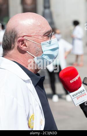 Madrid, Spagna. 20 Giugno 2020. Una medica intervistata dai media.Teens di minaccia primaria medica, fa un atto tributo ai medici caduti da COVID-19. (Foto di Jorge Gonzalez/Pacific Press) Credit: Pacific Press Agency/Alamy Live News Foto Stock