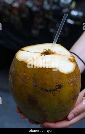 Bevanda tailandese al cocco con una paglia Foto Stock