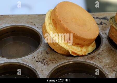Muffin al mais con formaggio fuso in una teglia da forno Foto Stock