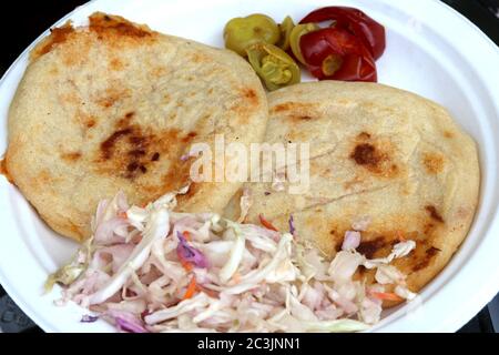 Tortillas di mais ripiene con ripieno di salato, servite con insalata di insalata di cavoli piccante e peperoni caldi Foto Stock