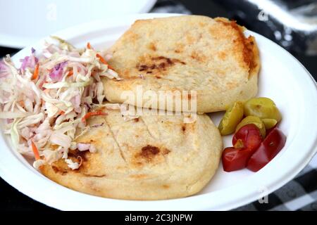 Tortillas di mais ripiene con ripieno di salato, servite con insalata di insalata di cavoli piccante e peperoni caldi Foto Stock