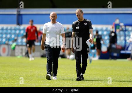 20 giugno 2020; il Kiyan Prince Foundation Stadium, Londra, Inghilterra; Campionato inglese di calcio, Queen Park Rangers contro Barnsley Football Club; il manager di Barnsley Gerhard Struber parla con Barnsley First Team Coach Max Sens mentre parla verso il tunnel separato per la squadra di Barnsley a metà tempo Foto Stock