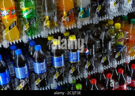 Bucarest, Romania - 17 giugno 2020 un distributore automatico con diverse marche di bevande gassate in bottiglie colorate. Questa immagine è per uso editoriale onl Foto Stock