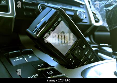 Mosca. Febbraio 2019. Porsche handset all'interno del crossover premium Porsche Cayenne. Ricevitore telefonico in auto Foto Stock