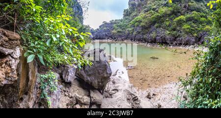 Panorama di enorme grotta nella baia di Halon, Vietnam in una giornata estiva Foto Stock