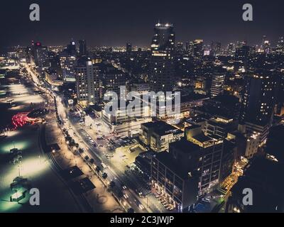 Edifici di lusso a Tel Aviv grattacieli residenziali di lusso a Tel Aviv. Vista dall'alto della strada nella città notturna. Vita notturna della metropoli Foto Stock