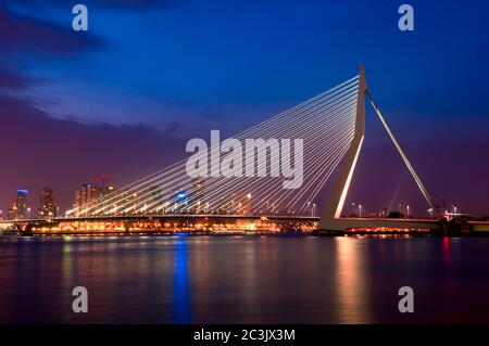 Vista notturna del Ponte Erasmus nella città di Rotterdam Foto Stock