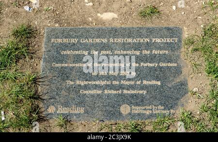 Reading, Berkshire, Regno Unito. 23 aprile 2015. Parco pubblico Forbury Gardens nel Reading Town Center, Reading, Berkshire, vicino alla Reading Crown Court. Credit: Mc Lean/Alamy Foto Stock