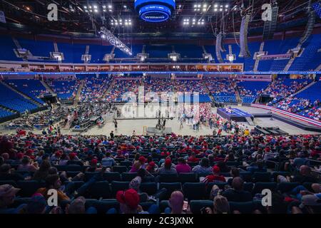 Tulsa, Stati Uniti. 20 Giugno 2020. I partecipanti ai rally della campagna si riuniscono all'interno del Bank of Oklahoma Center di Tulsa, Oklahoma, sabato 20 giugno 2020. Il raduno della campagna elettorale del presidente Donald Trump a Tulsa arriva con l’aumento dei casi di coronavirus in molti stati di tutto il paese. Photo by Kyle Rivas/UPI Credit: UPI/Alamy Live News Foto Stock